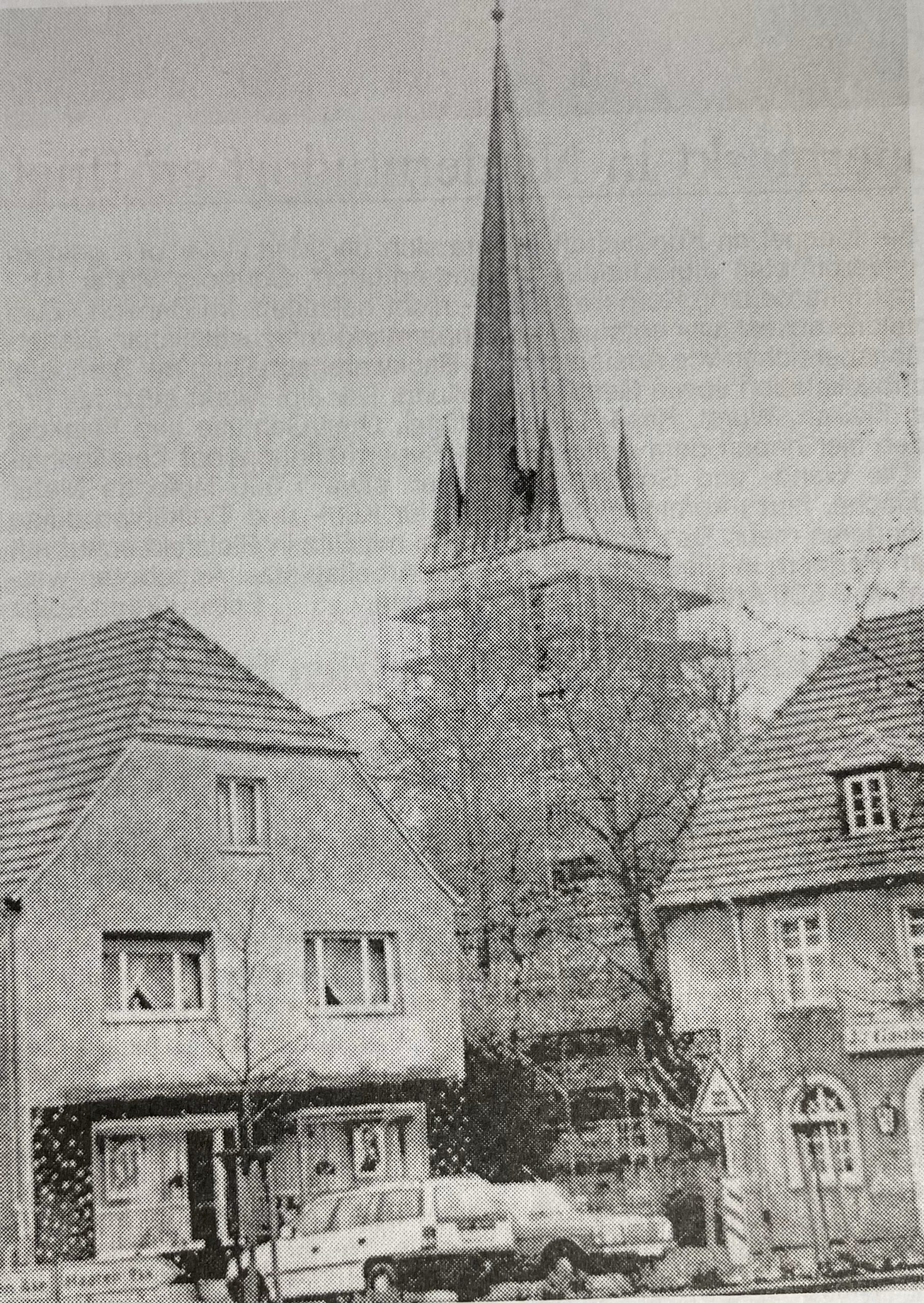 Kirchturm mit Gerüst Steinsichtige Sanierung oder Verschlemmen